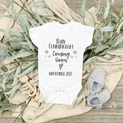 Personalised Baby Grow Baby Vest - 0-3M Pregnancy Announcement Bodysuit - New Baby Shower Outfit Unisex Boy Girl Coming Soon Baby Reveal Ideas - Hoolaroo